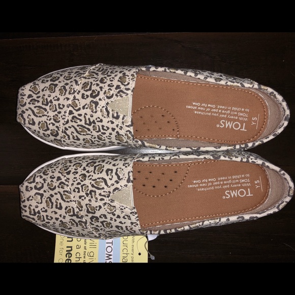 Toms Shoes - TOMS Natural Bobcat Size 5 Youth/7 Women’s